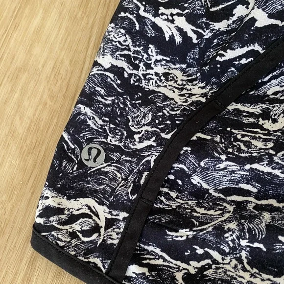 ❤️ lululemon athletica Run Times Short - 4-Way Stretch - Size 4 - Picture 8 of 9